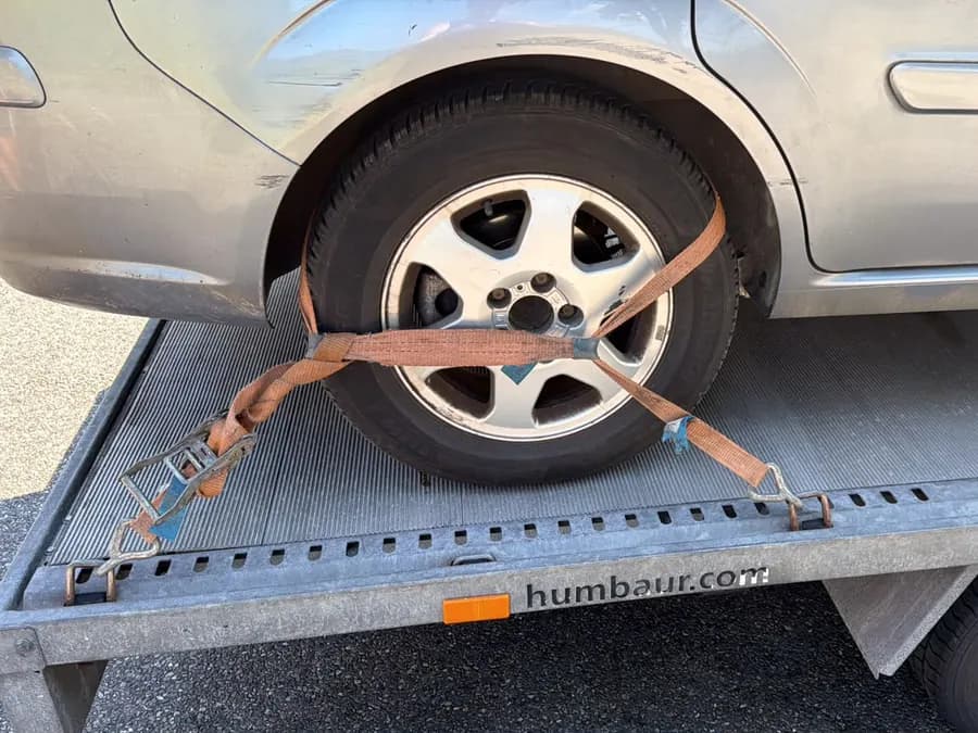 Humbaur Autotransporter mit verzurrtem Pkw auf der Ladefläche