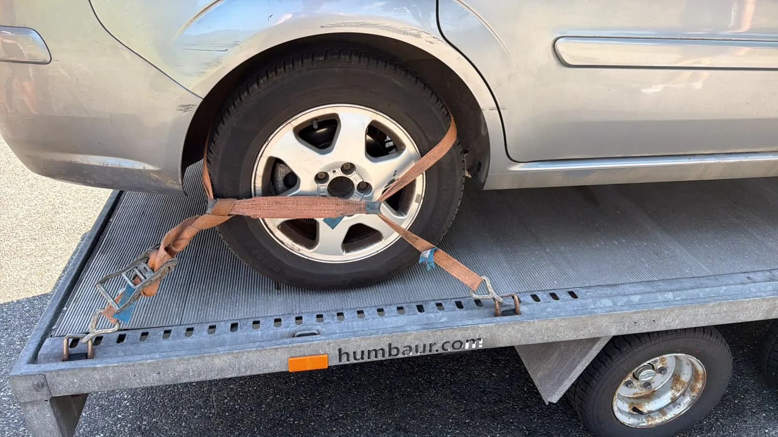 Humbaur Autotransporter mit verzurrtem Pkw auf der Ladefläche