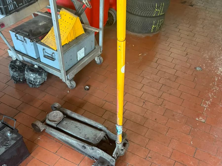 Hydraulischer Rangierwagenheber mit langer Hebelstange in der Werkstatt