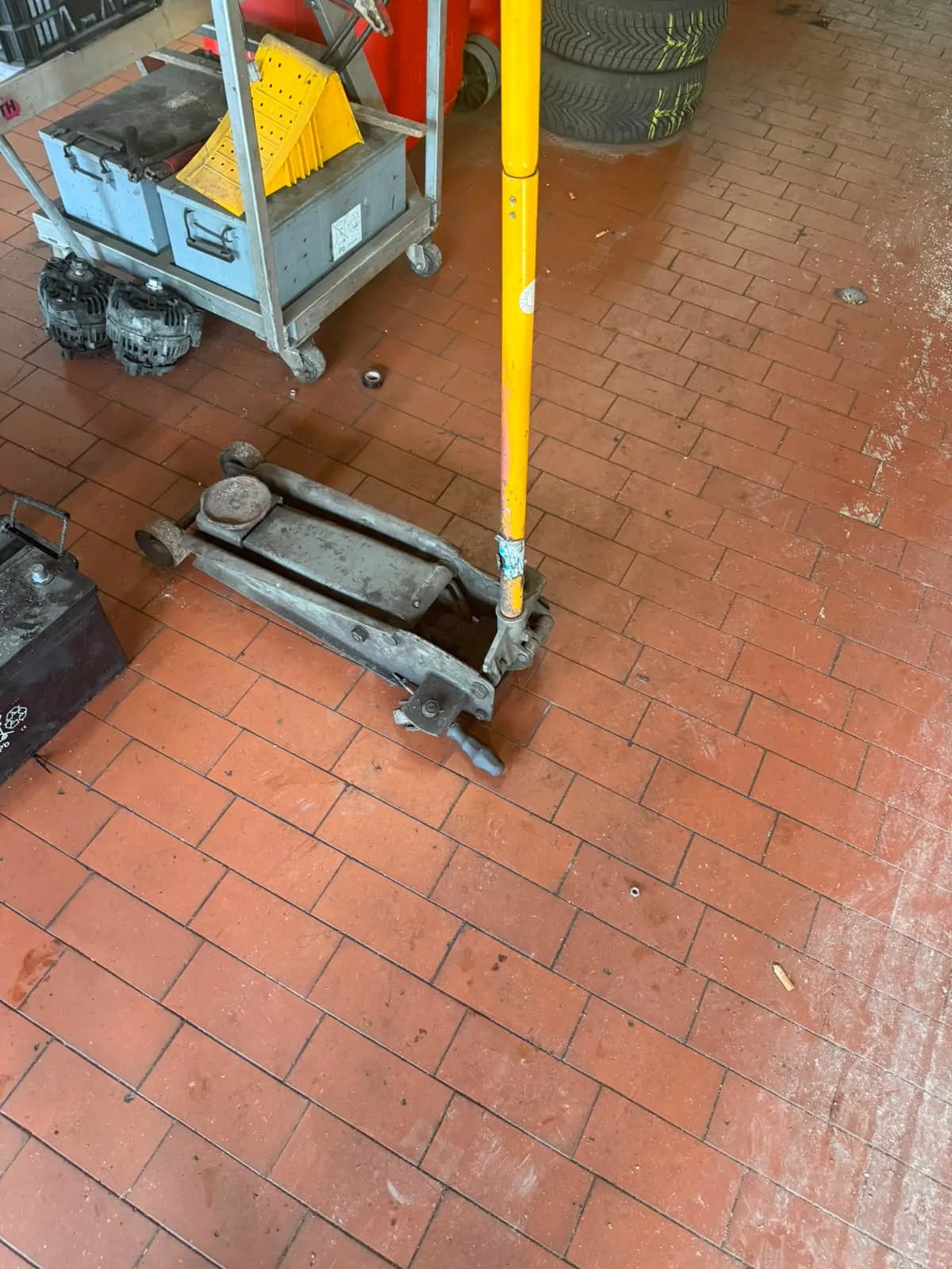 Hydraulischer Rangierwagenheber mit langer Hebelstange in der Werkstatt